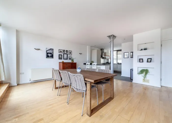 Elegance & Chic Design - 2-Bedroom Haven